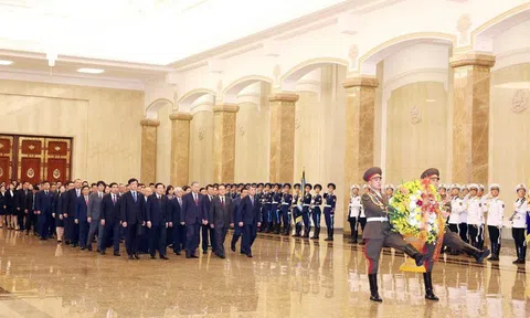Tổng Bí thư Tô Lâm đặt hoa tưởng nhớ Chủ tịch Kim Nhật Thành và Tổng Bí thư Kim Jong-il