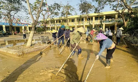 Thầy cô Nghệ An lội bùn cứu sách vở, nhiều trường vẫn chưa thể mở cửa sau lũ