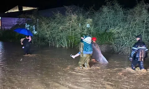 Nhiều nơi ở Lào Cai ngập sâu, người dân chạy lũ trong đêm