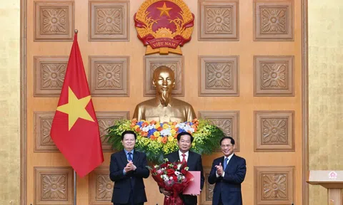 Trao Quyết định bổ nhiệm Thứ trưởng Thường trực Bộ Nội vụ