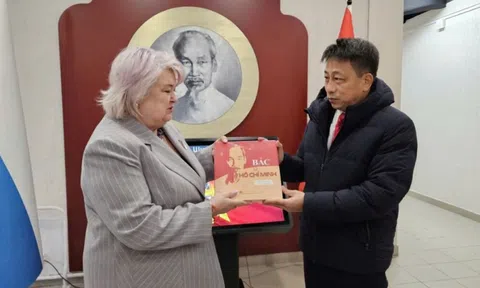 NXBGDVN thăm Saint Petersburg: Chuyến thăm tăng cường hợp tác giáo dục Việt Nam - Liên bang Nga