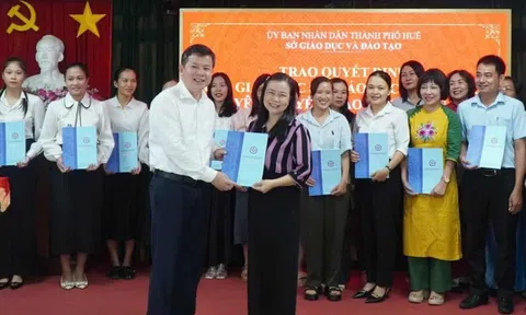Huế công bố quyết định thuyên chuyển 56 cán bộ, giáo viên các cấp học