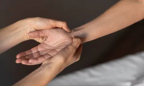 Cứ nghĩ tê tay do mỏi, ai ngờ mắc bệnh nguy hiểm