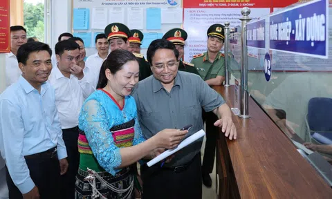 Thủ tướng kiểm tra trung tâm phục vụ hành chính công tại xã miền núi Thanh Hóa