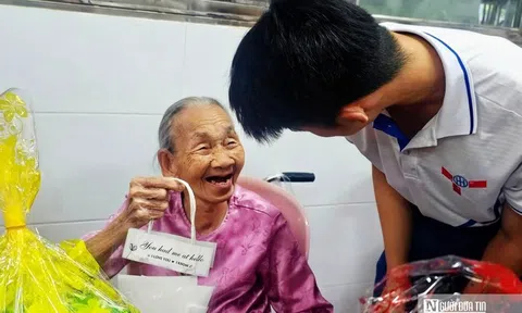 Những nụ cười tươi như hoa của các cụ bà neo đơn khi nhận quà 20/10