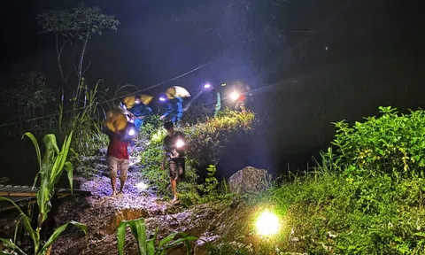 Người dân miền núi Đà Nẵng rời làng trong đêm, căng mình phòng chống bão lũ sạt lở