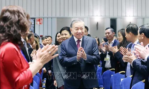 Tổng Bí thư gặp gỡ cán bộ Đại sứ quán Việt Nam và cộng đồng người Việt tại các nước Bắc Âu