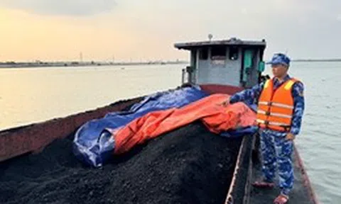 BTL Vùng Cảnh sát biển 1 bắt giữ tàu chở 110 tấn than không rõ nguồn gốc