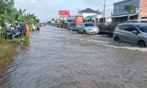 Quốc lộ 1 qua Cần Thơ ngập sâu gần 1 mét: Bố trí nhân sự trực hướng dẫn giao thông