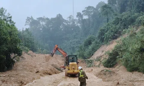 Mưa lớn gây sạt lở nghiêm trọng trên đường Hồ Chí Minh qua Đà Nẵng, Quảng Ngãi