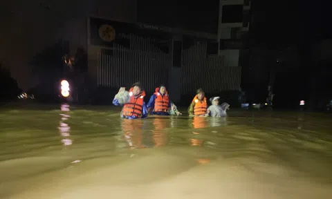 Công an TP. Huế trắng đêm giúp người dân ứng phó với mưa lũ lịch sử