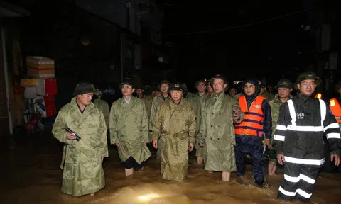 Phó Thủ tướng Trần Hồng Hà kiểm tra, chỉ đạo công tác ứng phó lũ lụt tại Huế