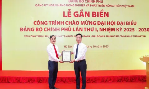 Agribank gắn biển công trình Trung tâm dữ liệu chào mừng Đại hội Đảng bộ Chính phủ