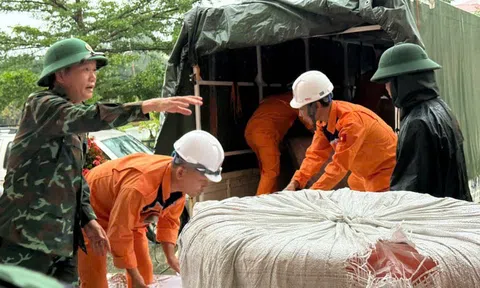 Cứu trợ khẩn cấp hàng trăm áo phao, phao bè cho người dân Huế