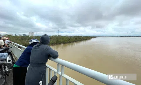 Cặp vợ chồng giành giật sự sống cho hơn 50 người "chán sống" ở cầu Bến Thuỷ