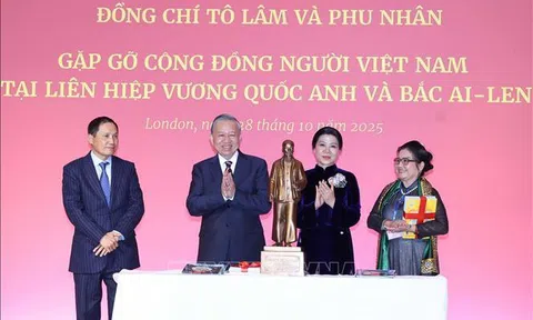 Tổng Bí thư gặp gỡ cộng đồng người Việt Nam và cán bộ Đại sứ quán Việt Nam tại Anh