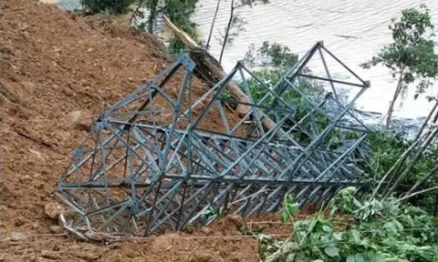 Khẩn trương khắc phục sự cố sạt lở làm ngã đổ cột điện 110kV Phước Sơn