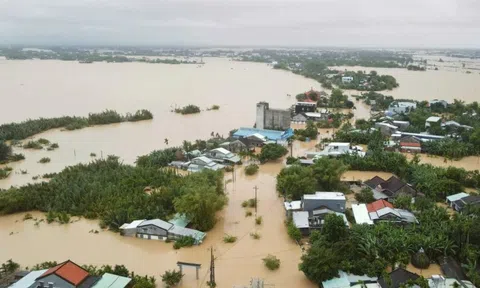 Đà Nẵng: Nước lũ dâng cao cô lập 10 xã, phường, sơ tán 15.886 người