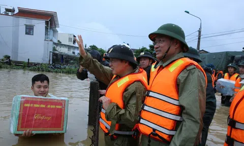 Phó Thủ tướng Trần Hồng Hà thăm hỏi, động viên người dân bị cô lập trong vùng lũ ở Đà Nẵng