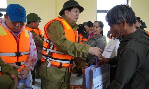 Phó Thủ tướng Mai Văn Chính thăm hỏi, động viên người dân vùng lũ Quảng Trị