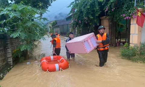 Quân đội yêu cầu điều động lực lượng, phương tiện cao nhất giúp dân chống lũ tại miền Trung