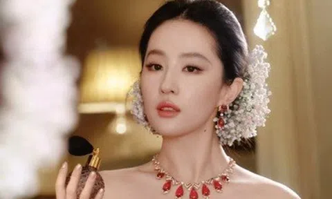 Pha xử lý sự cố tinh tế của Lưu Diệc Phi trên thảm đỏ