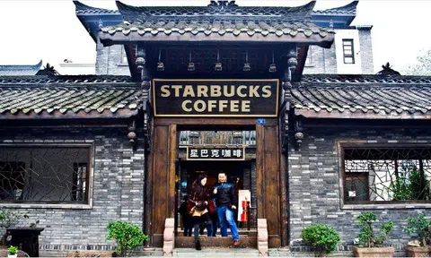 Lợi nhuận toàn cầu giảm 85%, Starbucks tìm bán cổ phần 4 tỷ USD tại Trung Quốc, đối đầu 26.000 cửa hàng Luckin Coffee