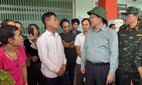 Phó Thủ tướng Hồ Quốc Dũng thăm hỏi, động viên người dân bị ảnh hưởng do sạt lở đất tại Quảng Ngãi