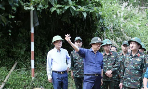 Phó Thủ tướng Trần Hồng Hà kiểm tra công tác khắc phục hậu quả mưa lũ tại xã miền núi phía tây Quảng Ngãi