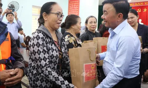 Thường trực Ban Bí thư thăm, tặng quà người dân bị ảnh hưởng do mưa lũ tại Huế