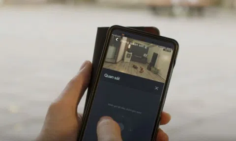Qua camera giám sát, con trai phát hiện bố mẹ có biểu hiện sợ hãi nên báo công an