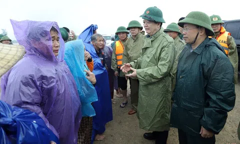 Phó Thủ tướng Mai Văn Chính kiểm tra công tác ứng phó mưa lũ tại Hà Tĩnh