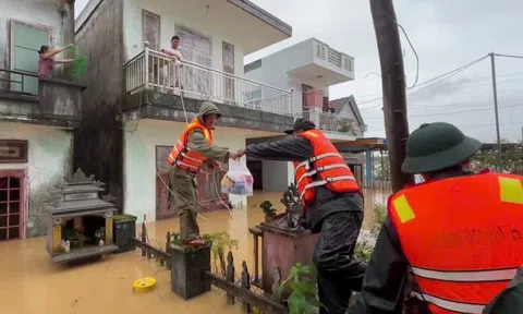 Những suất cơm nghĩa tình 'sưởi ấm' người dân vùng lũ