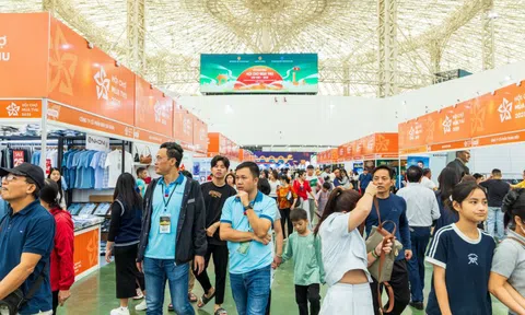 Lượng khách đông kỷ lục ngay ngày đầu tiên của Hội chợ Mùa Thu 2025
