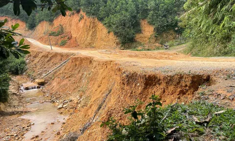Đường giao thông thi công dang dở, dân khổ sở vì đi lại khó khăn
