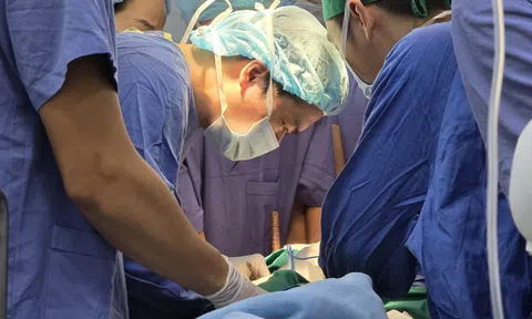 Nghẹt thở cấp cứu nam sinh bị tai nạn hy hữu khi đi chơi cùng bạn