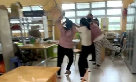 Thầy giáo bị tố nhắn tin thân mật với nữ sinh, phụ huynh xông vào trường hành hung