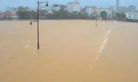 Mưa lớn ở thượng nguồn, lũ trên sông Hương, sông Bồ đang lên