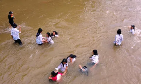 245 học sinh vùng biên ở Thanh Hóa tắm giặt giữa suối vì đứt nguồn nước sạch