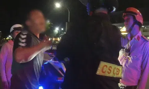 Tạm giữ người đàn ông không chấp hành yêu cầu kiểm tra nồng độ cồn, tự đập đầu vào cửa kính