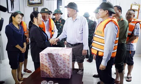 Tổng Bí thư Tô Lâm thăm, tặng quà người dân bị ảnh hưởng do mưa lũ tại Huế