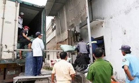 Phát hiện xe đầu kéo chở 30 tấn thực phẩm không rõ nguồn gốc