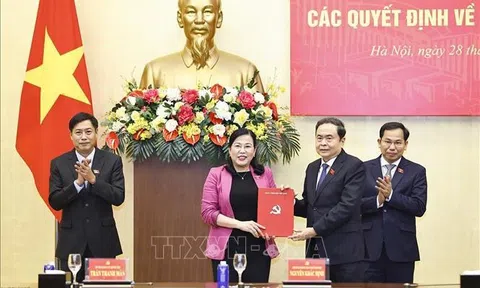Chủ tịch Quốc hội Trần Thanh Mẫn chủ trì Lễ công bố các quyết định về công tác cán bộ