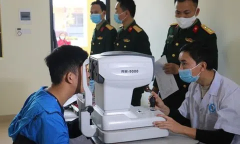 Đeo kính cận có được đi nghĩa vụ quân sự không?