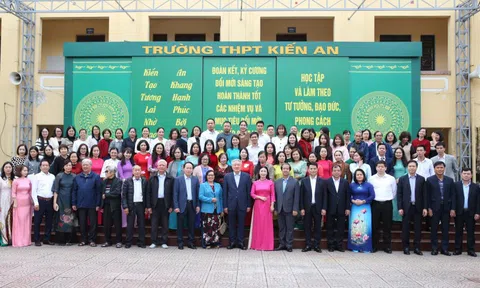 Phó Thủ tướng Thường trực Chính phủ Nguyễn Hòa Bình thăm Trường THPT Kiến An (Hải Phòng)