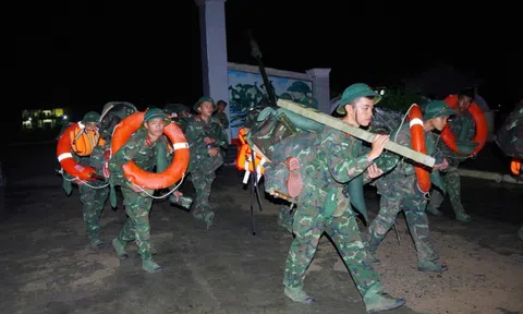 Chùm ảnh: Lực lượng vũ trang hỗ trợ các địa bàn trọng điểm ứng phó bão số 13