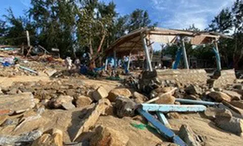 Làng biển Quảng Ngãi sau bão số 13: "Bao năm tích cóp, giờ trôi sạch trong một đêm"