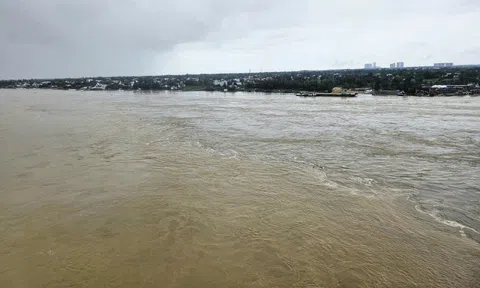 Ảnh hưởng bão số 13, lũ các sông ở Đà Nẵng và Huế lên trở lại