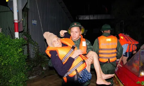 CẬP NHẬT: Hỗ trợ khẩn cấp khắc phục hậu quả bão số 13