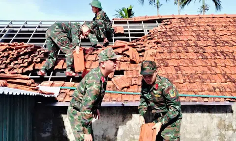 Quân khu 5 nhanh chóng hỗ trợ người dân khắc phục hậu quả bão số 13